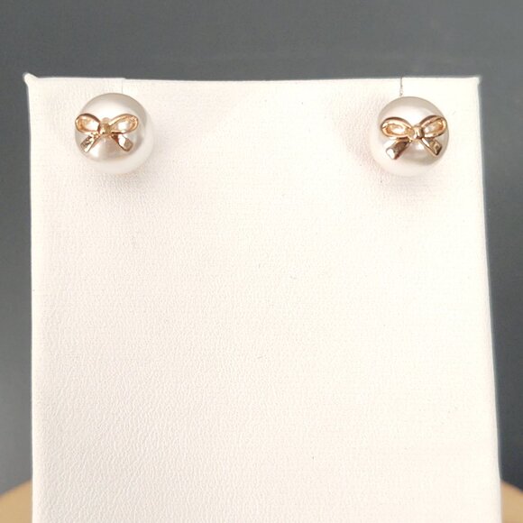 Faux pearl stud earrings with gold bows - Picture 2 of 7